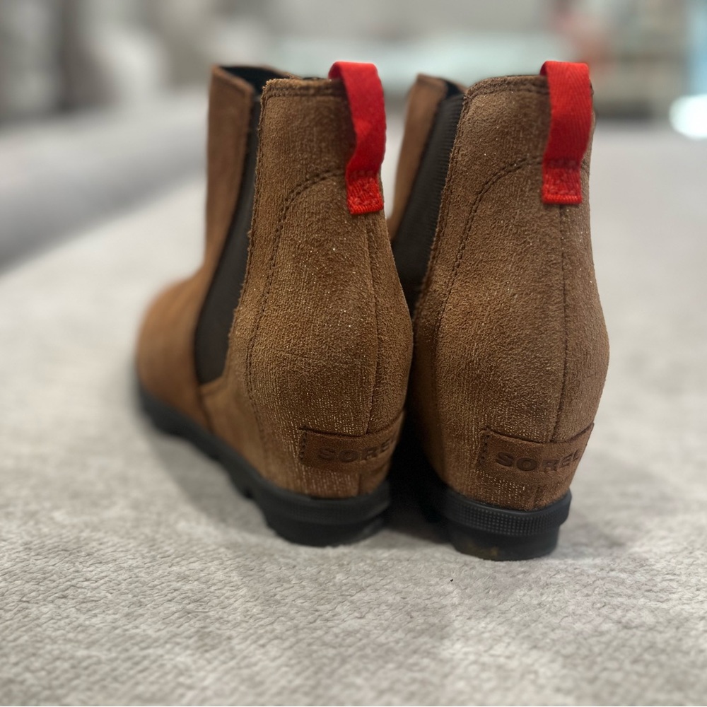 Youth girls size 4 Sorel wedge boots. Never worn.